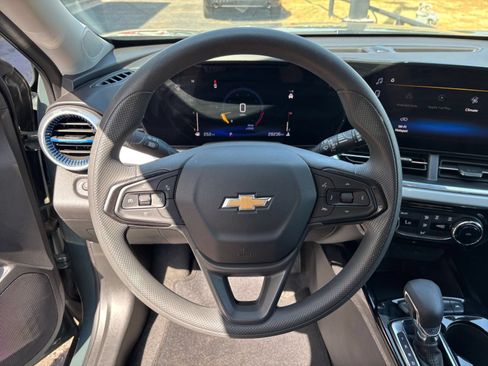 Used 2025 Chevrolet Trax LT FWD image 26