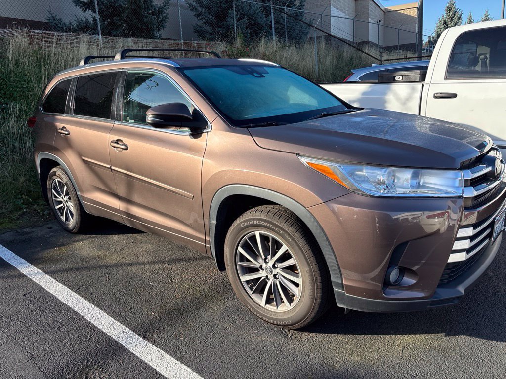 Used 2017 Toyota Highlander XLE AWD/4WD image 3