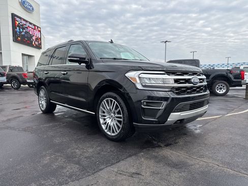 Used 2023 Ford Expedition Limited image 3