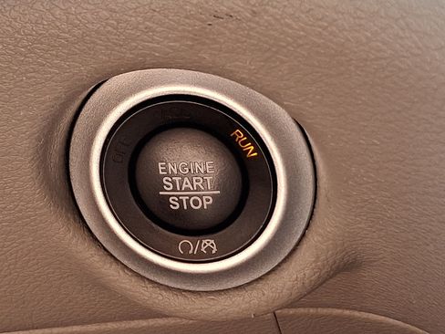 Used 2024 Chrysler Pacifica Touring-L FWD image 24