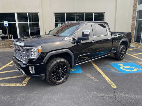 Used 2022 GMC Sierra 2500 Denali w/ Denali Black Diamond Edition AWD/4WD image 2