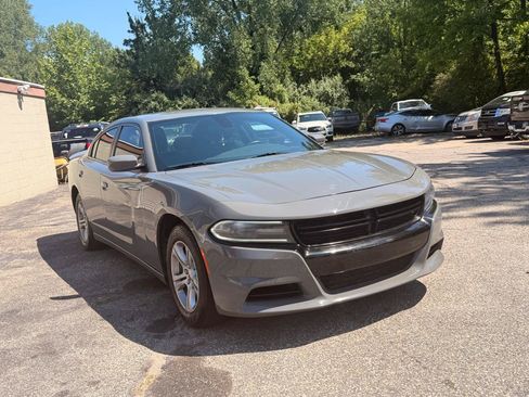 Used 2019 Dodge Charger SXT RWD image 9