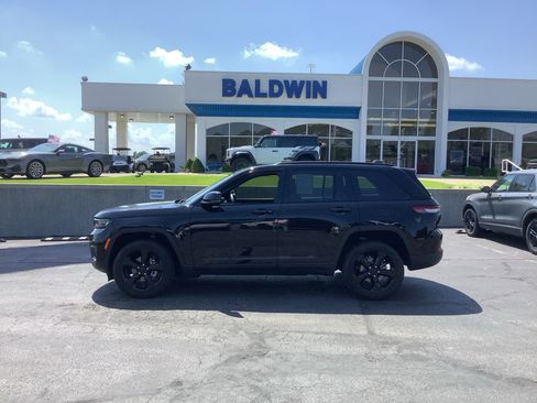Used 2024 Jeep Grand Cherokee Altitude AWD/4WD image 4