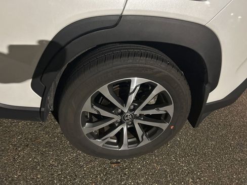 Used 2024 Toyota Corolla Cross XLE image 9