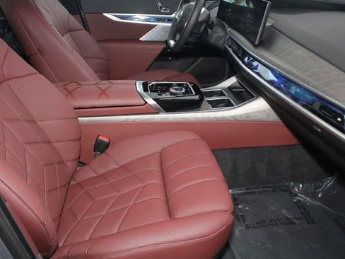 Used 2025 BMW i7 xDrive60 image 27