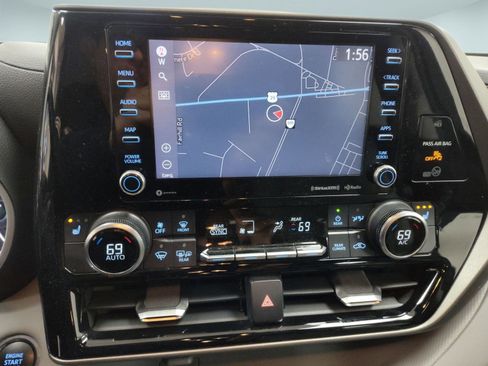 Used 2020 Toyota Highlander XLE image 21