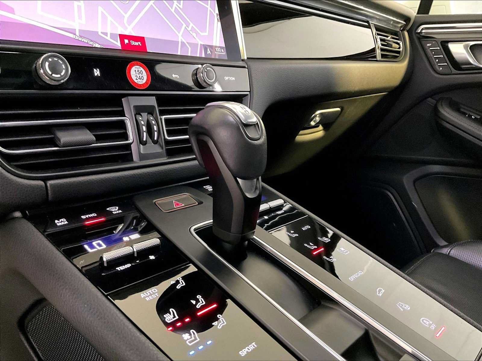 Certified 2023 Porsche Macan AWD/4WD image 17
