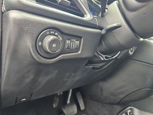 Used 2019 Chrysler Pacifica Limited w/ Advanced Safetytec Group FWD image 19