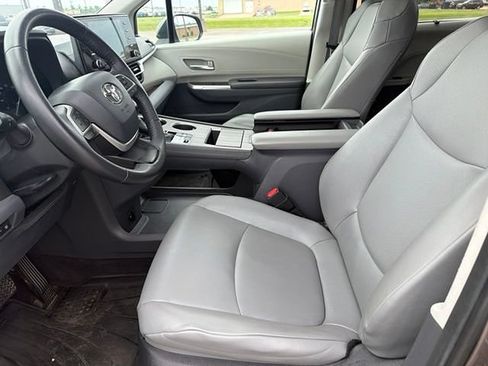Certified 2023 Toyota Sienna XLE FWD image 5