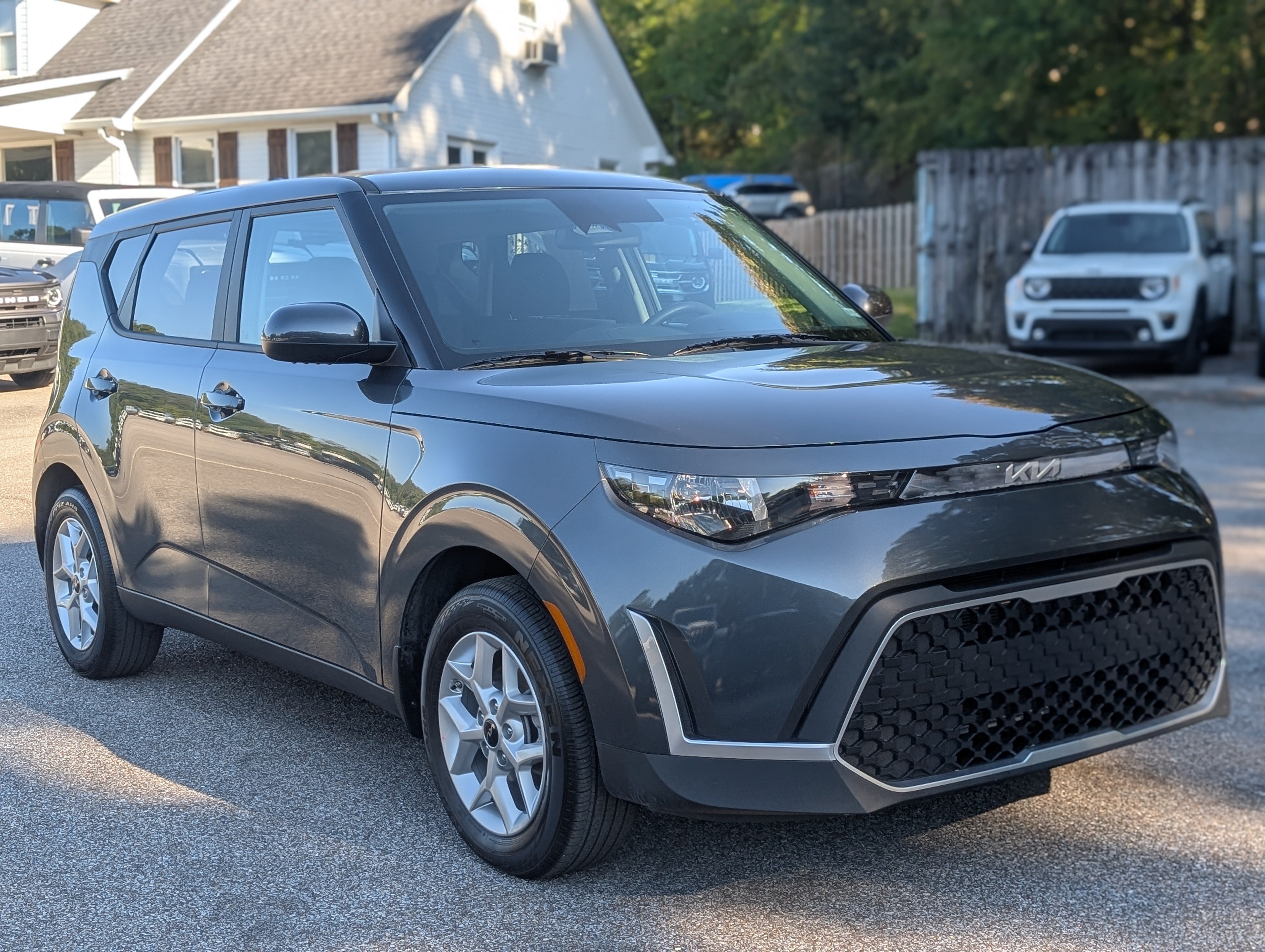 Used 2025 Kia Soul LX w/ LX Technology Package FWD image 11