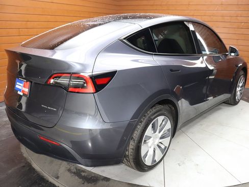 Used 2024 Tesla Model Y Long Range AWD/4WD image 6