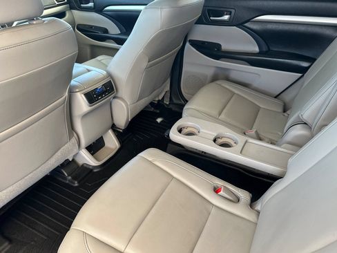 Used 2018 Toyota Highlander XLE AWD/4WD image 12