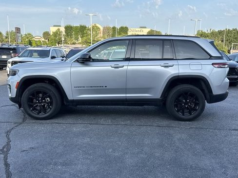 Used 2024 Jeep Grand Cherokee Altitude AWD/4WD image 10