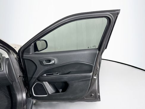 Used 2018 Jeep Compass Latitude image 30