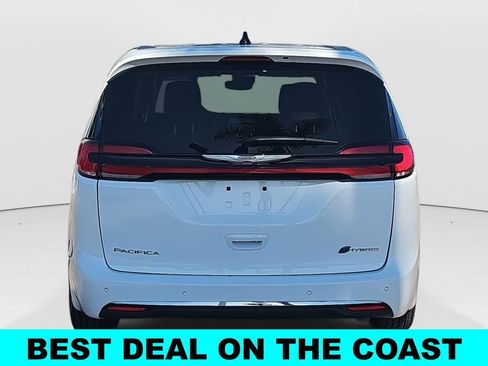 Used 2024 Chrysler Pacifica Select image 4