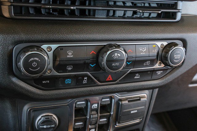 Used 2024 Jeep Wrangler Unlimited AWD/4WD image 17
