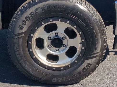 Used 2017 Nissan Titan SV image 11