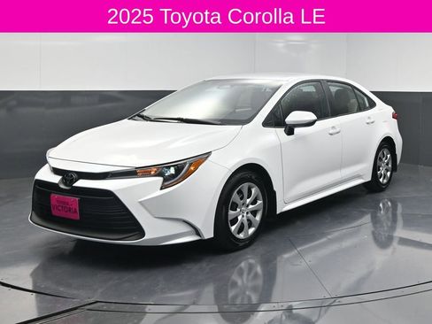 Used 2025 Toyota Corolla LE image 2