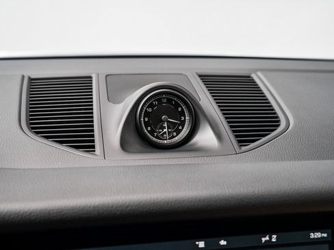 Used 2025 Porsche Macan image 16