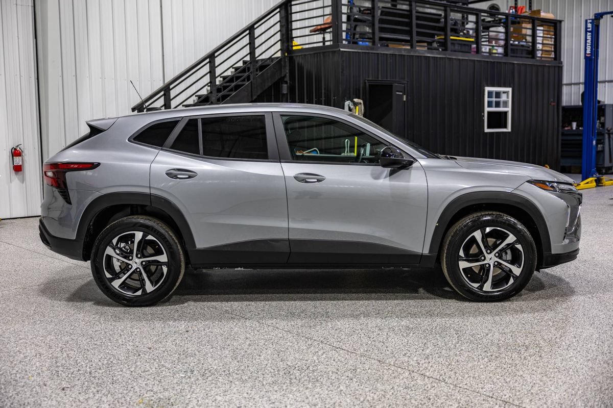 Used 2025 Chevrolet Trax RS w/ Driver Confidence Package FWD image 5