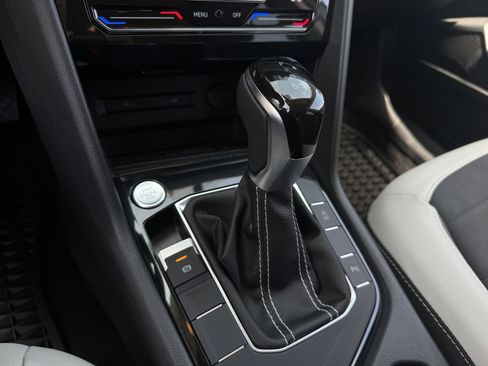 New 2025 Volkswagen Taos SE FWD image 20