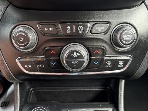 Used 2021 Jeep Cherokee Latitude Lux AWD/4WD image 16