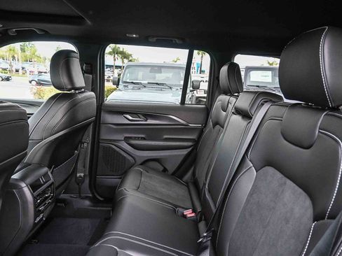 New 2025 Jeep Grand Cherokee Altitude image 20