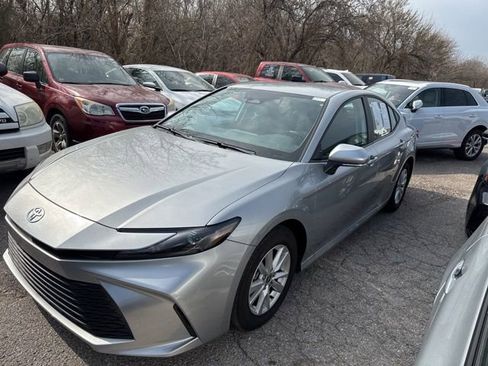 Used 2025 Toyota Camry LE image 3