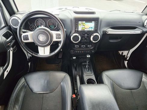 Used 2015 Jeep Wrangler Unlimited Sahara image 9