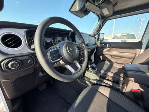 Used 2026 Jeep Wrangler Unlimited Sahara AWD/4WD image 17
