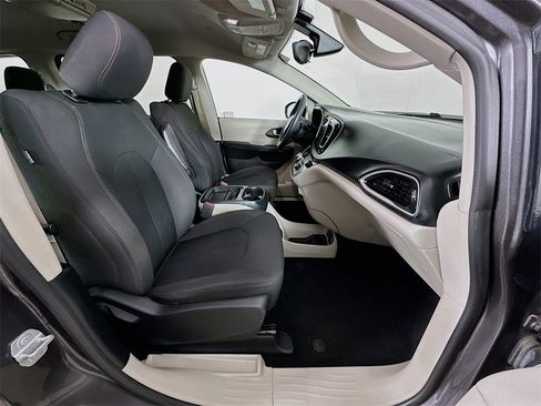 Used 2017 Chrysler Pacifica Touring Plus w/ Tire & Wheel Group image 6