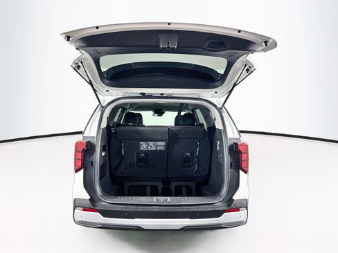 Used 2025 Kia Carnival FWD image 30