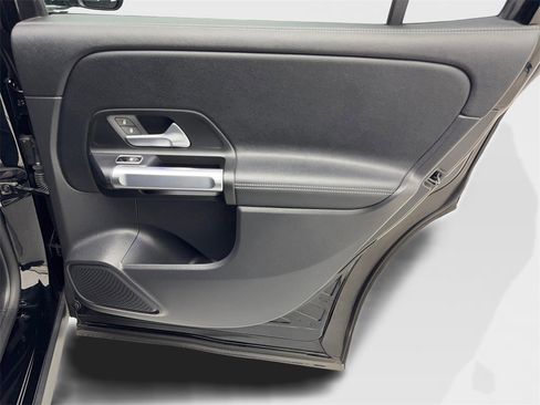 Used 2023 Mercedes-Benz EQB 300 4MATIC image 41