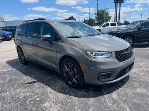 Used 2023 Chrysler Pacifica Touring-L w/ Uconnect Theater Family Group AWD/4WD image 2