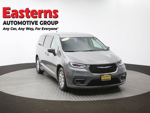 Used 2023 Chrysler Pacifica Touring-L FWD image 53