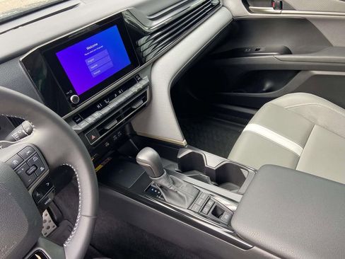 Used 2025 Toyota Camry SE image 29