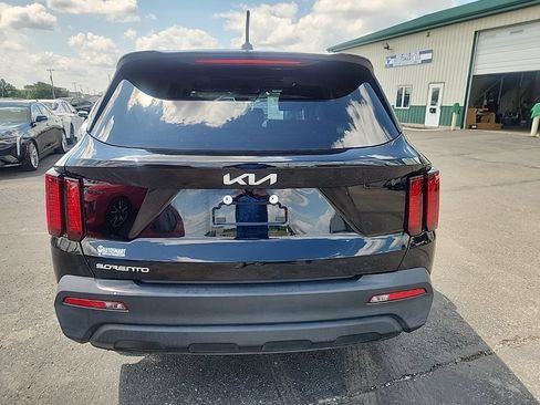 Used 2023 Kia Sorento LX FWD image 4