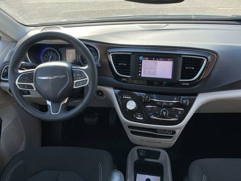 Used 2023 Chrysler Voyager LX FWD image 5