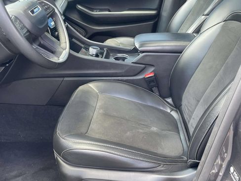 Used 2025 Jeep Grand Cherokee Altitude RWD image 12