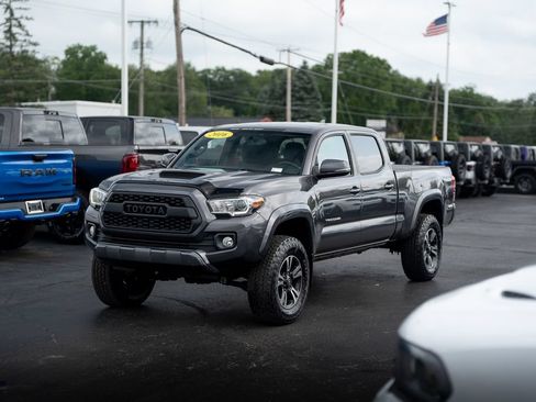Used 2016 Toyota Tacoma TRD Sport AWD/4WD image 2