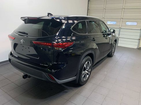 Used 2022 Toyota Highlander XLE image 3