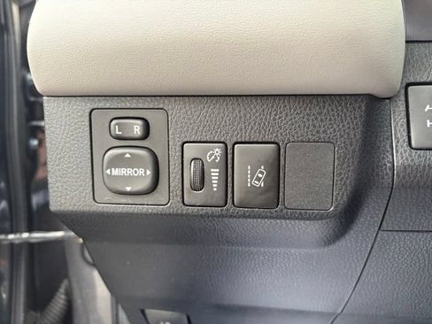 Used 2018 Toyota RAV4 XLE AWD/4WD image 17