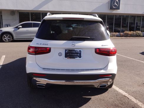 Certified 2022 Mercedes-Benz GLB 250 GLB 250 4MATIC SUV image 5