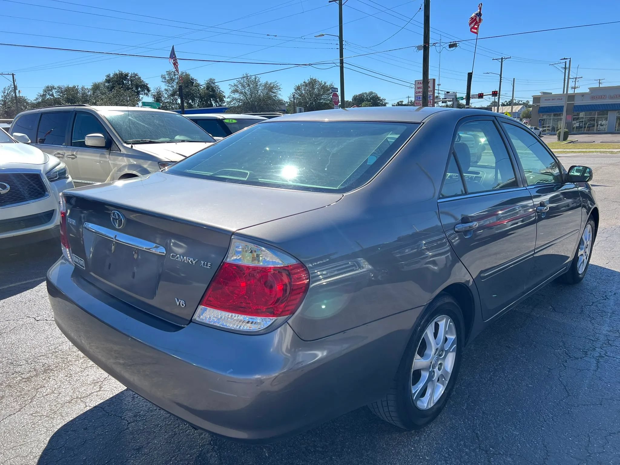 Used 2005 Toyota Camry XLE w/ VSC & Side Airbag Pkg FWD image 6