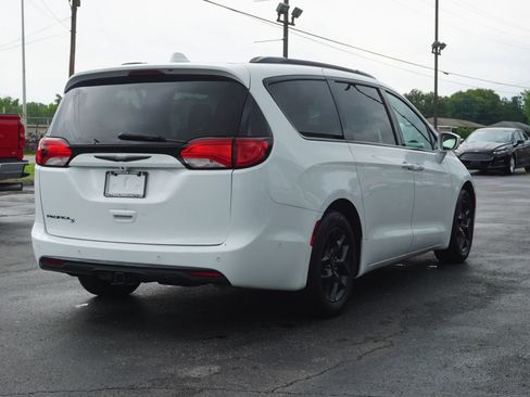 Used 2019 Chrysler Pacifica Touring-L Plus FWD image 5