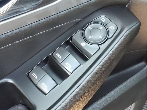 Used 2023 Chevrolet Traverse LT FWD image 16