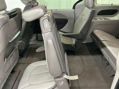 Used 2018 Chrysler Pacifica Touring-L Plus image 37