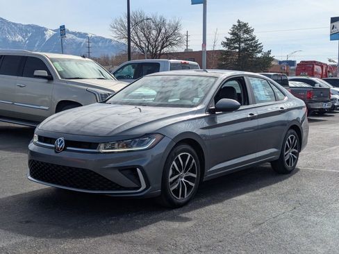 Used 2025 Volkswagen Jetta SE FWD image 9