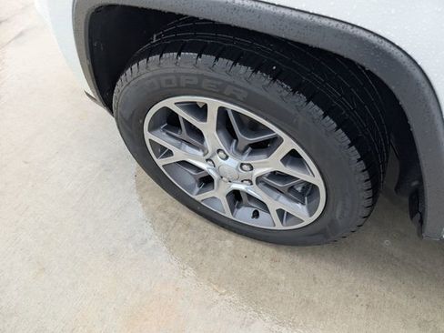 Used 2019 Jeep Grand Cherokee Limited image 9