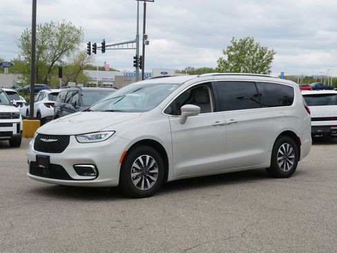 Used 2021 Chrysler Pacifica Touring-L w/ Premium & Safety Sphere Group FWD image 2